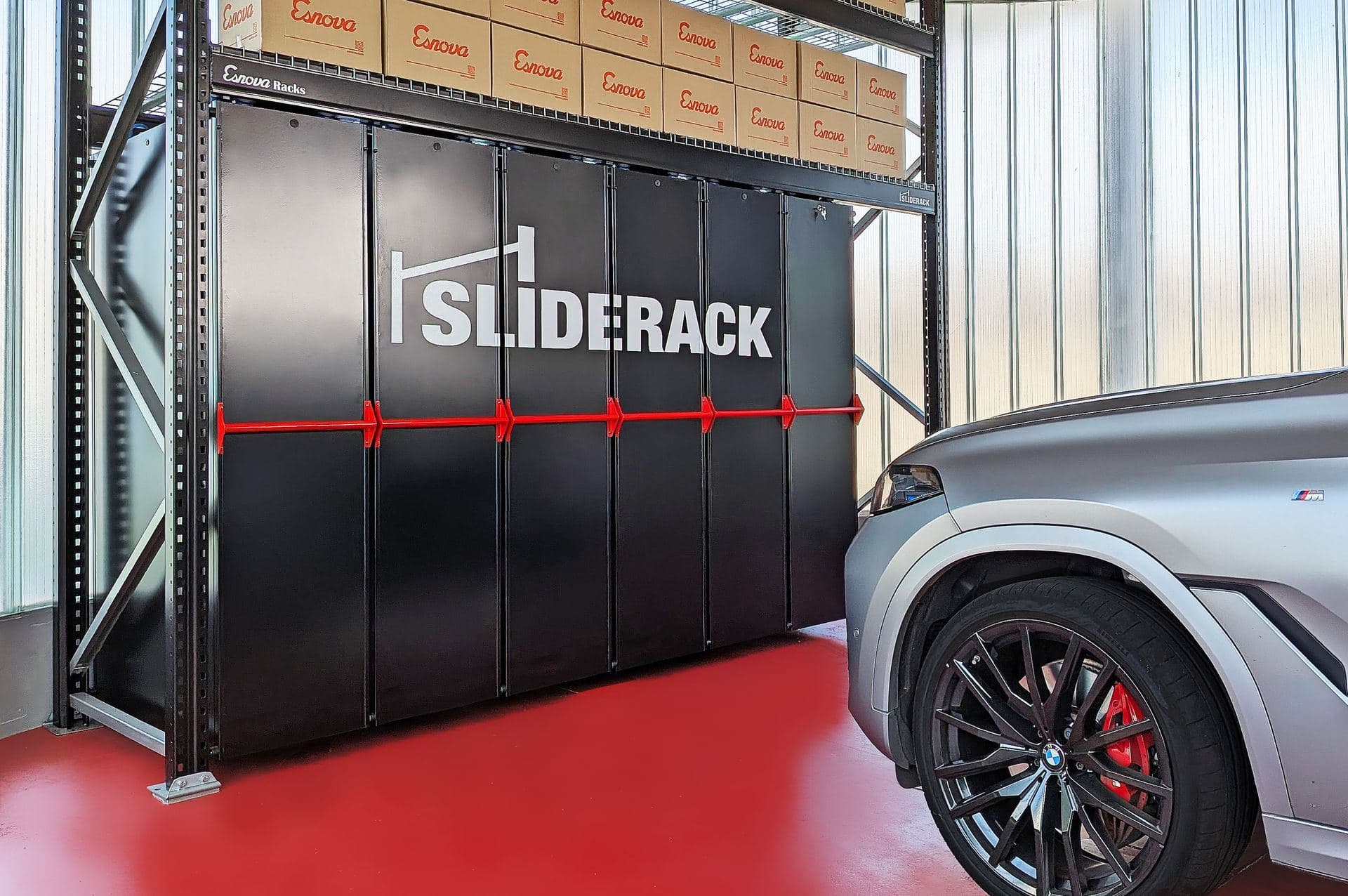 Sistema de estanterías deslizantes Sliderack instalado en un garaje premium
